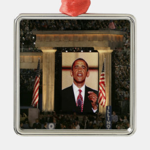 Barak Obama spricht am letzten Abend der Ornament Aus Metall