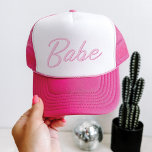 BARB Pink Malibu Puppe Themed Babe Bachelorette Truckerkappe<br><div class="desc">Dieser babe Bachelorette LKW mit einem Malibu Puppen-inspiriert Schriftart ist ein perfektes Bachelorette Wochenendgeschenk. Paarung mit der Option "Braut" für die zukünftige Braut für einen zusammenhängenden Look. 💜 FARBEN SIND GEEIGNET! Klicken Sie auf 'Design bearbeiten',  um die Farben zu ändern.</div>