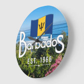"Barbados Est. 1966" Ost-Küstenansicht mit Flagge Große Wanduhr (Winkel)