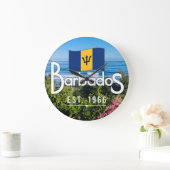 "Barbados Est. 1966" Ost-Küstenansicht mit Flagge Große Wanduhr (Zuhause)