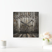 Barber-Logo und Holzuntergrund Quadratische Wanduhr (Zuhause)