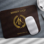 Barbershop-Logo und Name personalisiertes Braungol Mousepad<br><div class="desc">Friseur-Shop Männer Salon-Maus-Pad mit Imitaten goldenes Logo und Friseur-Shp-Name Typografie-Skript auf einem dunkelbraunen Lederlook (PRINTED,  NO REAL LEATHER) Hintergrund.             Sie können das vordefinierte Logo mit Ihrem eigenen ändern.</div>
