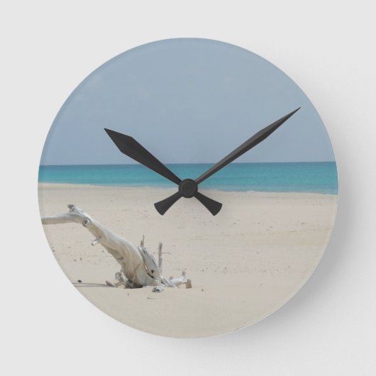Barbuda Driftwood Beach Runde Wanduhr (Vorderseite)