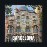 Barcelona Casa Batllo Spanien Magnet<br><div class="desc">Casa Batlló, eines der bekanntesten architektonischen Meisterwerke Barcelonas, ist ein atemberaubendes Beispiel für die Kreativität und den einzigartigen Stil von Antoni Gaudí. Dieses moderne Gebäude am Passeig de Gràcia wurde ursprünglich 1877 erbaut und später von Gaudí 1904-1906 neu gestaltet. Die Fassade ist eine Explosion von Farben, Texturen und Bio Formen,...</div>