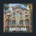 Barcelona Casa Batllo Spanien Magnet<br><div class="desc">Casa Batlló, eines der bekanntesten architektonischen Meisterwerke Barcelonas, ist ein atemberaubendes Beispiel für die Kreativität und den einzigartigen Stil von Antoni Gaudí. Dieses moderne Gebäude am Passeig de Gràcia wurde ursprünglich 1877 erbaut und später von Gaudí 1904-1906 neu gestaltet. Die Fassade ist eine Explosion von Farben, Texturen und Bio Formen,...</div>