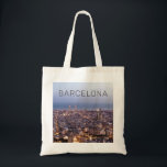 Barcelona Katalonien Sunset Skyline Spanien Stadt Tragetasche<br><div class="desc">Barcelona Catalonia skyline City Sonnenuntergang. BCN Spanien Vintage Souvenir für Barcelona Urlaub. Stadtgestaltung für Spanien und Katalonien Urlaub. Barcelona Sonnenuntergang Panorama für Reisende. Barcelona Skyline in Katalonien Spanien Andenken. Barcelona Sonnenuntergang Panorama-Design mit Buchstaben für Spanien Urlaub und Reise nach BCN. Barcelona City Retro Design für Urlaub. Sie können das Design...</div>