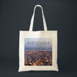 Barcelona Katalonien Sunset Skyline Spanien Stadt Tragetasche<br><div class="desc">Barcelona Catalonia skyline City Sonnenuntergang. BCN Spanien Vintage Souvenir für Barcelona Urlaub. Stadtgestaltung für Spanien und Katalonien Urlaub. Barcelona Sonnenuntergang Panorama für Reisende. Barcelona Skyline in Katalonien Spanien Andenken. Barcelona Sonnenuntergang Panorama-Design mit Buchstaben für Spanien Urlaub und Reise nach BCN. Barcelona City Retro Design für Urlaub. Sie können das Design...</div>