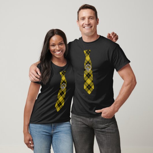Barclay-Tartan-Schlips mit Abzeichen T-Shirt (Unisex)