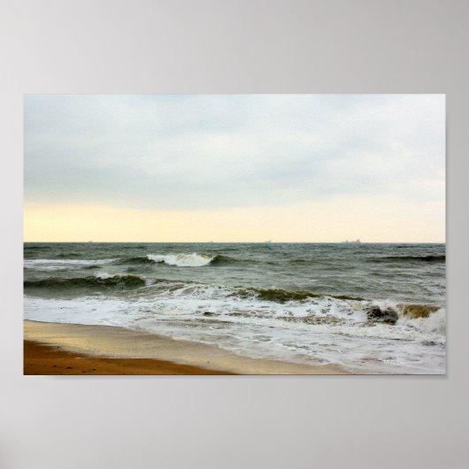 Barcos y oleaje desde la orilla de la playa poster (Vorne)