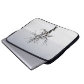 BARE BAUM INMITTEN DES SCHNEES LAPTOPSCHUTZHÜLLE (Vorne Knopf)