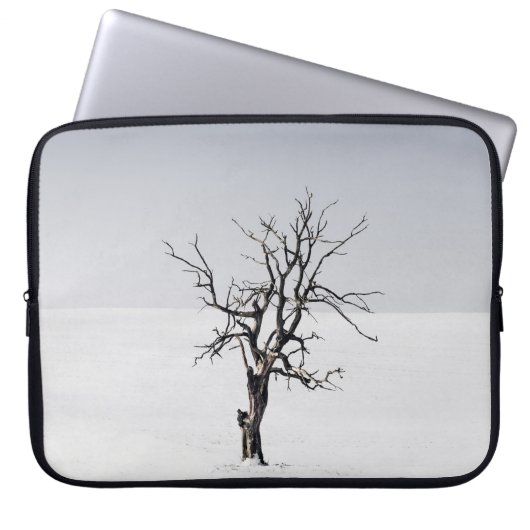 BARE BAUM INMITTEN DES SCHNEES LAPTOPSCHUTZHÜLLE (Vorderseite)