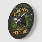 Bare Feet Always Welcome Rustic Bear Cabin Große Wanduhr (Winkel)