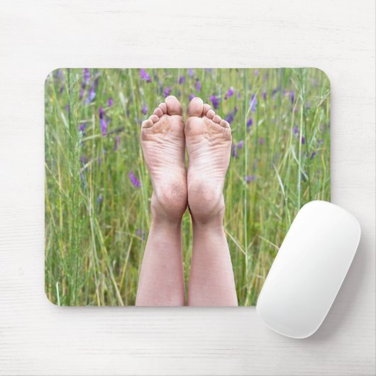 Bare Feet bei Wildblumen Mousepad (Mit Mouse)