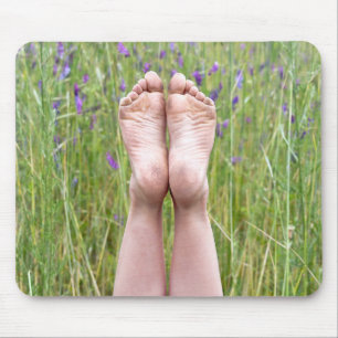 Bare Feet bei Wildblumen Mousepad