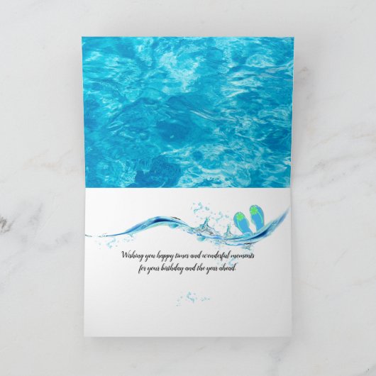 Bare Füße mit Blume im Pool Karte (Innenseite)