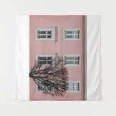 BARE TREE IN FRONT OF PINK BUILDING WANDTEPPICH (Vorderseite (Horizontal))