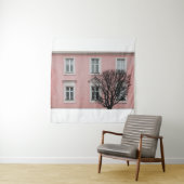 BARE TREE IN FRONT OF PINK BUILDING WANDTEPPICH (Beispiel)
