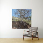 Bare tree on Berg während des Tages Wandteppich (Beispiel)