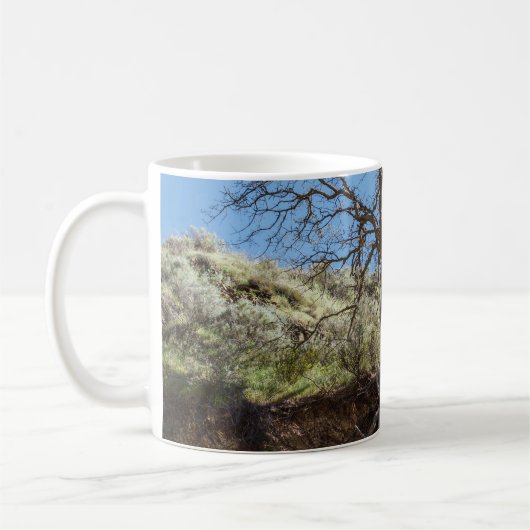 Bare tree on mountain during day kaffeetasse (Links)