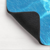 Barefoot im Regen Mousepad (Ecke)