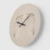 Barefoot Prints in Beach Sand Große Wanduhr (Winkel)