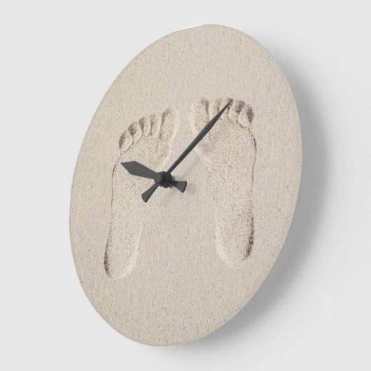 Barefoot Prints in Beach Sand Große Wanduhr (Winkel)