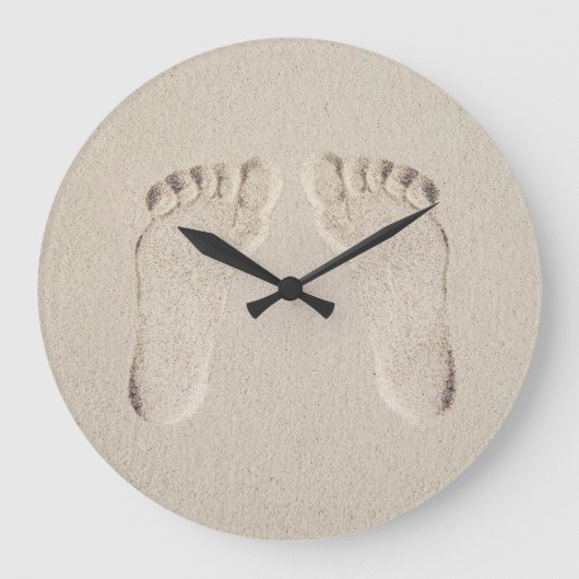 Barefoot Prints in Beach Sand Große Wanduhr (Vorderseite)