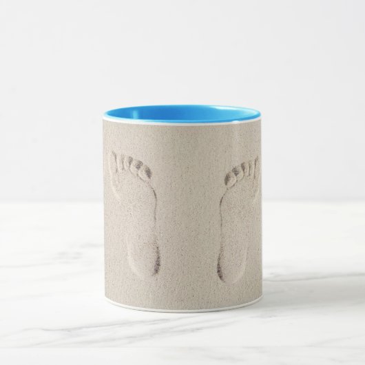 Barefoot Prints in Beach Sand Tasse (Zentrum)