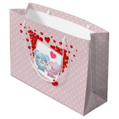 Bären mit dem Herzen küssen auf einem Polka Dot Mu Große Geschenktüte (Rückseite Schrägansicht)