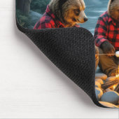 Bären Roasting Marshmallows in einem Campfire Mousepad (Ecke)