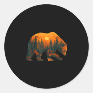 Bären-Silhouette mit Waldlandschaft und Sonnenunte Runder Aufkleber