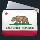 Bärenflagge der Republik Kalifornien: Cali Golden Laptopschutzhülle<br><div class="desc">Die Flagge der Republik Kalifornien ist ein Symbol der Republik der kurzen Bärenflagge, die 1846 für einen Zeitraum von 25 Tagen existierte. Die Flagge ist ein einfaches Design mit einem roten Single auf weißem Hintergrund. Der Stern soll den einsamen Staat darstellen, und der weiße Hintergrund soll Reinheit und Unschuld symbolisieren....</div>