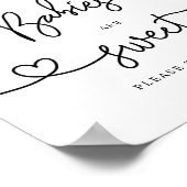 Bärenjungen sind süß und nehmen eine Leckerei Poster (Ecke)