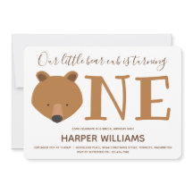 Bärenkub macht ein Süße Tier 1. Geburtstag