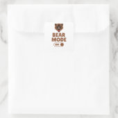 Bärenmodus eingeschaltet quadratischer aufkleber (Tasche)
