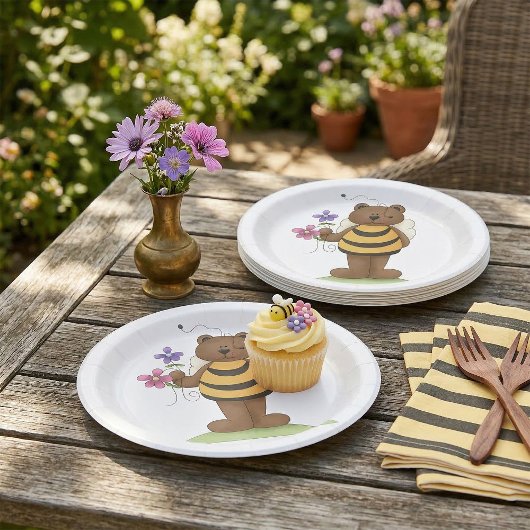 Bärenverkleidung mit Blume Pappteller