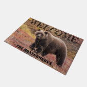 Bärenwanderung im Herbstfarbenen Gras Foto nach Ma Fußmatte (Schrägansicht)