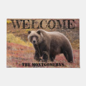 Bärenwanderung im Herbstfarbenen Gras Foto nach Ma Fußmatte (Vorderseite)