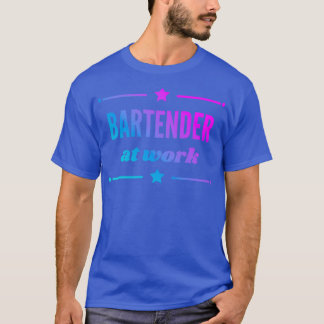 Barkeeper am Arbeitsplatz für das beste Barkeeper- T-Shirt