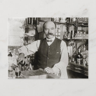 Barkeeper beim Eingießen eines Getränks, 1910 Postkarte