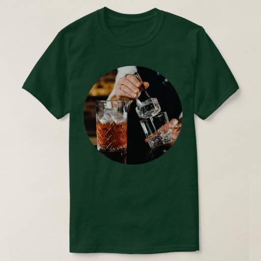 Barkeeper bereiten einen Cocktail Negroni T-Shirt (Design vorne)