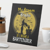 Barkeeper Hexenmeister Halloween Sockelschild (In Situ)