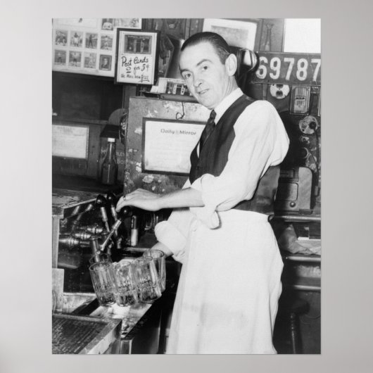 Barkeeper schenkt Bier Vintage-Foto Poster (Vorne)