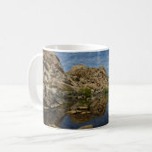 Barker Dam Reflection bei Joshua Tree I Kaffeetasse (Vorderseite Links)