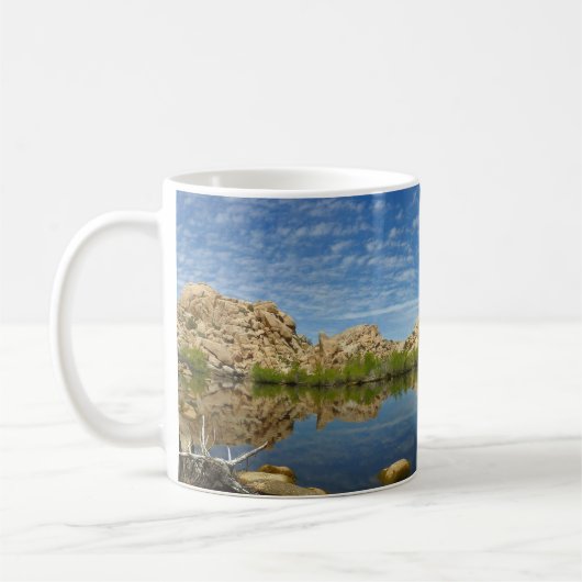 Barker Dam Reflection bei Joshua Tree II Kaffeetasse (Links)