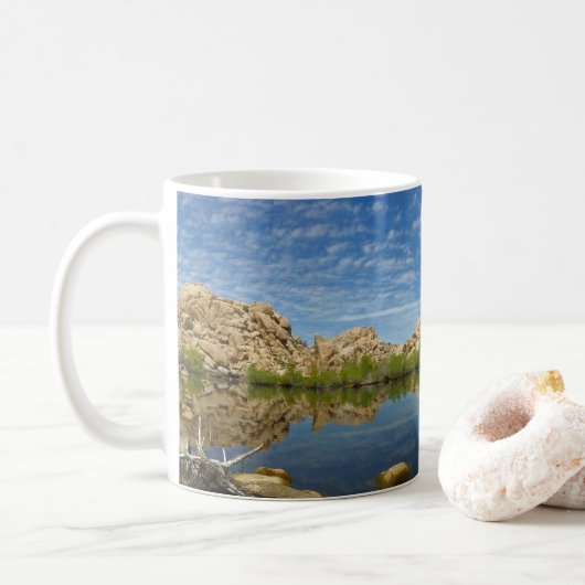 Barker Dam Spiegelung bei Joshua Tree II Kaffeetasse (Mit Donut)