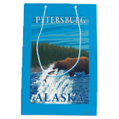 Bärn-Fischen im Fluss- Petersburg, Alaska Mittlere Geschenktüte (Rückseite)