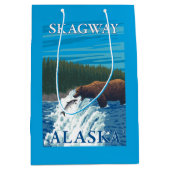 Bärn-Fischen im Fluss- Skagway, Alaska Mittlere Geschenktüte (Vorderseite)