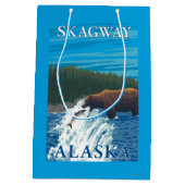 Bärn-Fischen im Fluss- Skagway, Alaska Mittlere Geschenktüte (Rückseite)