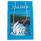Bärn-Fischen im Fluss- Valdez, Alaska Mittlere Geschenktüte (Vorderseite)